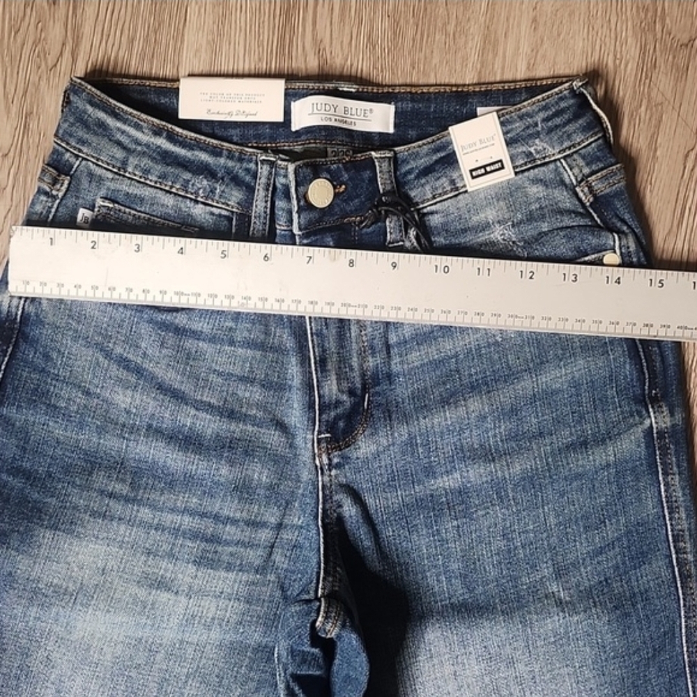Judy Blue Medium Wash Blue Jeans - Picture 3 of 12